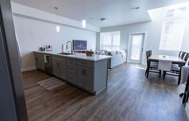 4 beds, 3 baths, $3,500, Unit 206