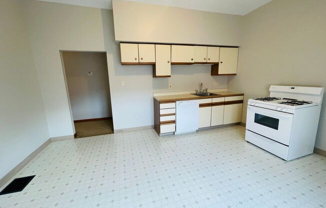 2 beds, 1 bath, $1,400, Unit 2 Bedroom w/ Parking in Sharpsburg