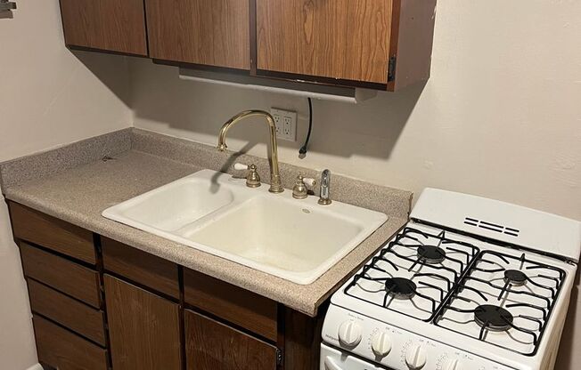 Studio, 1 bath, $595, Unit B - Upper Rear