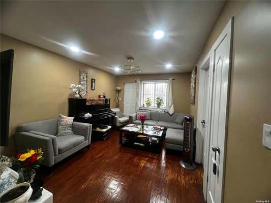 3 beds, 1 bath, $3,500, Unit 2FL