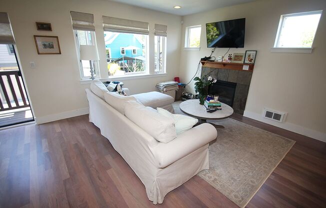 LUXURY 2-BED BALLARD TOWNHOME FOR RENT WITH EASY COMMUTE!