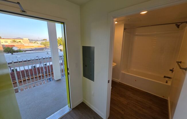 Studio, 1 bath, 327 sqft, $1,725, Unit 306