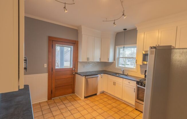 3 Bedroom Home Walking Distance to Wallingford Center