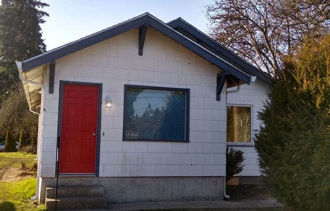 Charming Bungalow on a Sunny Corner Lot – 2 bed 1 bath