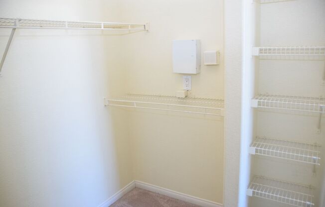 1 bed, 1 bath, 717 sqft, $1,150, Unit 4400 S. JONES BLVD.