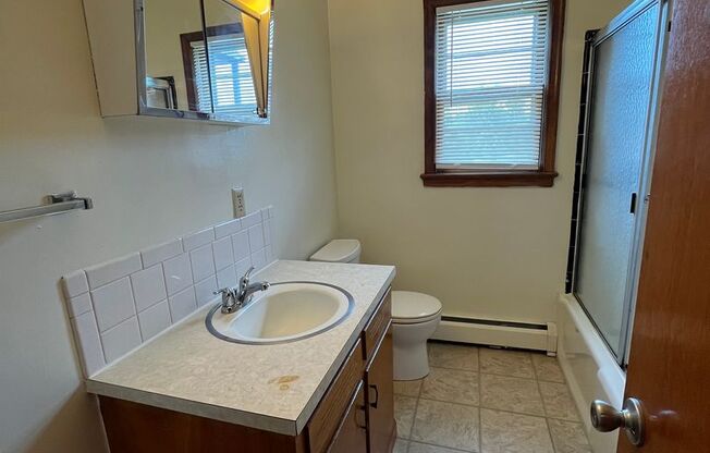 2 beds, 1 bath, 903 sqft, $1,250, Unit B-5