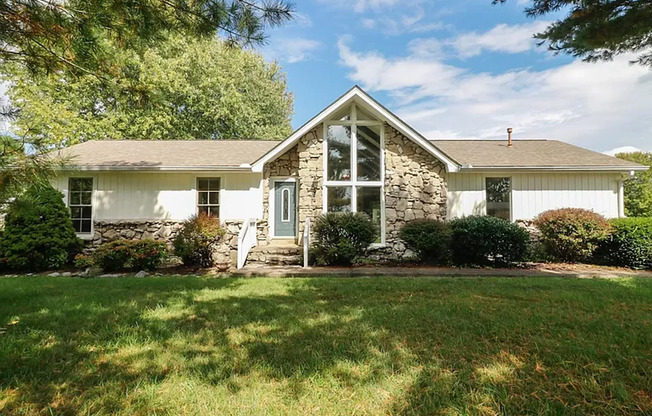 Charming 3-Bed, 2-Bath Ranch Home in Greenbriar, Just 30 Minutes from Downtown Nashville!