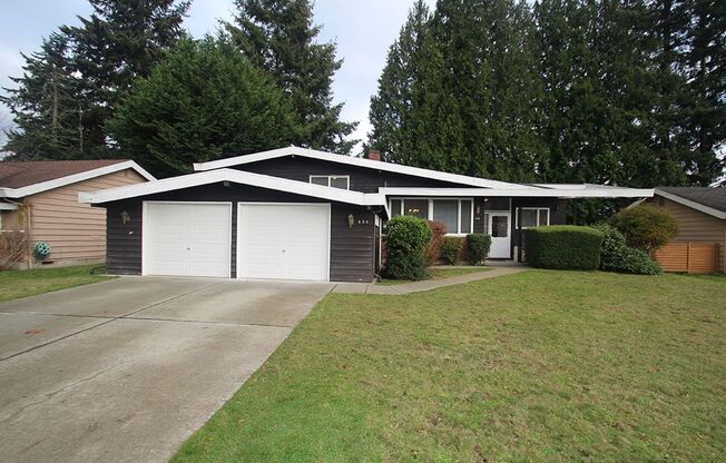 NICELY UPDATED 4 BEDROOM BELLEVUE HOME FOR RENT W LARGE FENCED YARD!