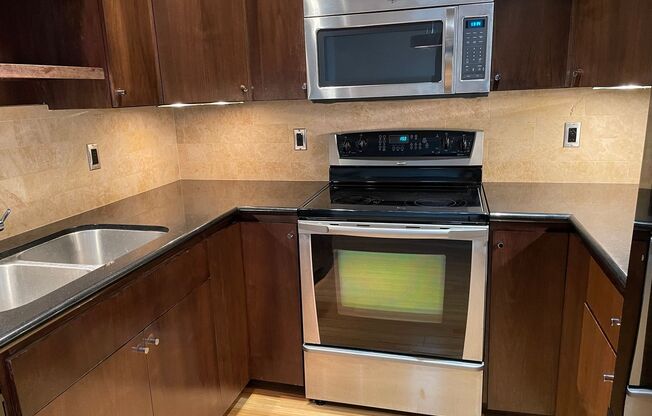 NE Portland~Near Legacy Emanuel & Providence Medical - 2 Bedrooms 2 Baths Condo w/ Reserved Parking & Washer & Dryer!