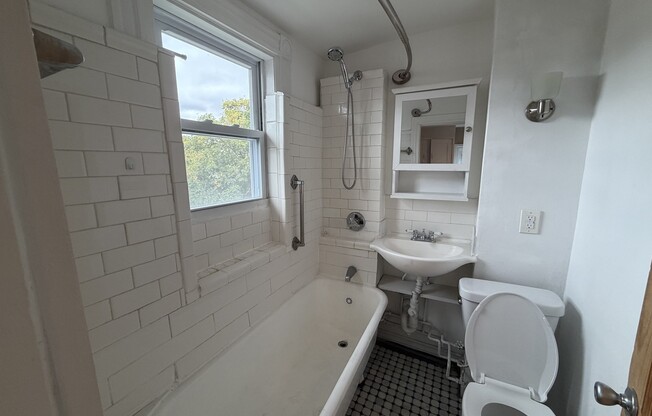 2 beds, 1 bath, $2,600, Unit 3