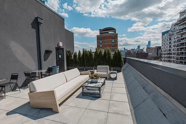 2 beds, 1 bath, $9,000, Unit 9E