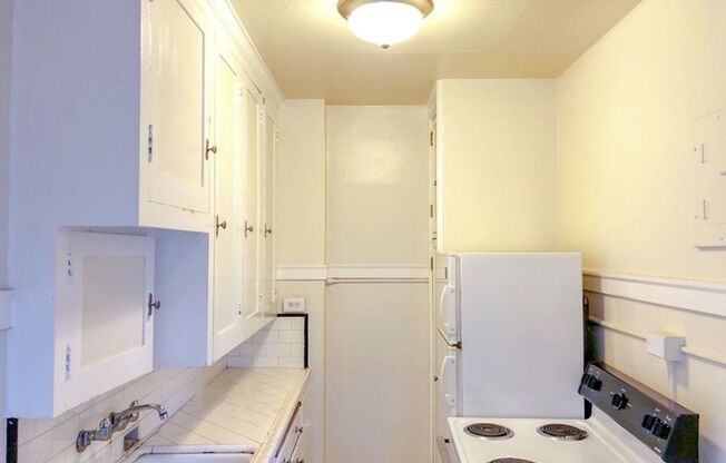 Studio, 1 bath, 425 sqft, $1,395, Unit 210