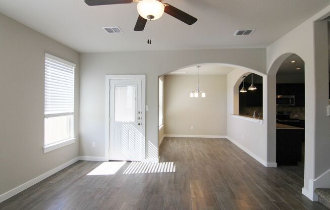 Large 3 Bedroom Duplex near Creekside Entertainment Area / Game Room / Large Back Yard / CISD