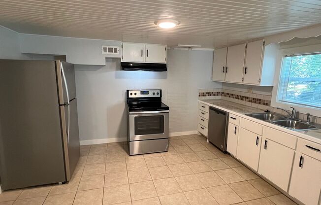 3 beds, 2 baths, $1,095