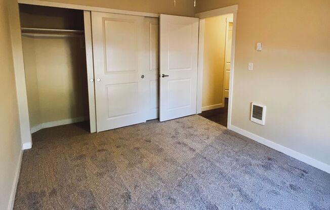 2 beds, 1 bath, 957 sqft, $1,709, Unit B23