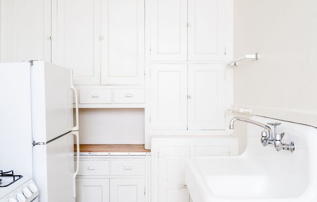 Studio, 1 bath, 450 sqft, $915, Unit 18-104