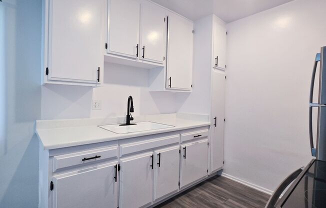 1 bed, 1 bath, 695 sqft, $1,498, Unit 400