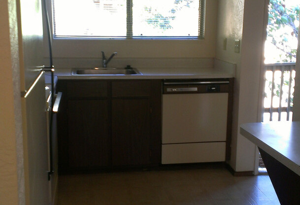 2 beds, 1 bath, 824 sqft, $1,295, Unit 28