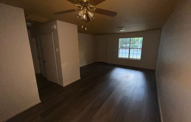 2 beds, 1 bath, $950, Unit Apt A