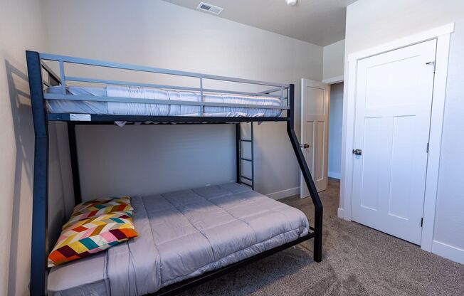 4 beds, 3 baths, $3,500, Unit 206