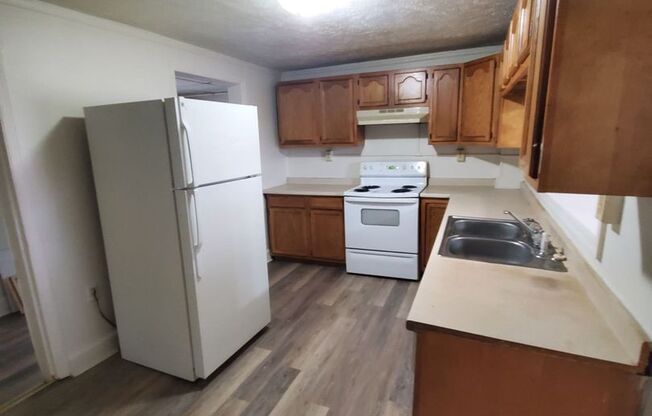 3 beds, 1 bath, $975, Unit 109