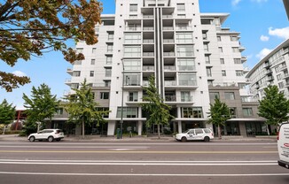 Waterfront Pearl - 1 bed/1.5 bath/den sw corner unit with parking/2 balconies/river view/most utilities