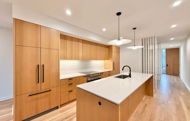 Beautiful 3BD, 3.5BA Downtown Raleigh Townhome with an Additional Bonus Room, Walkable to Premier Shopping & Dining