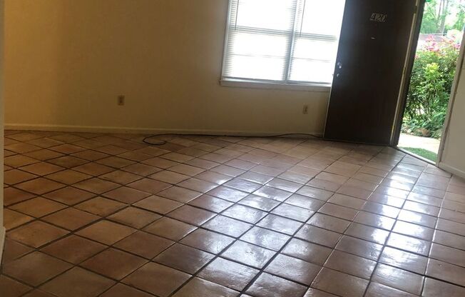 2 Bedroom Duplex in Boulevard with a Yard