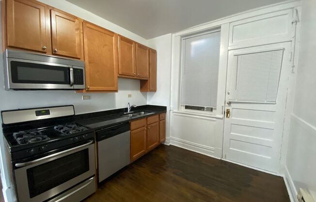 Lakeview 2BR! Near Brown Line & Whole Foods!