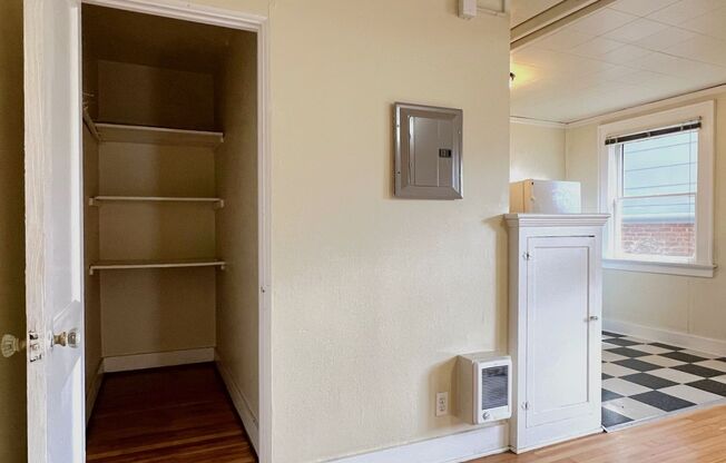 1 bed, 1 bath, 700 sqft, $1,295, Unit A