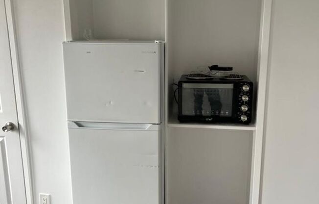 Studio, 1 bath, 275 sqft, $1,100, Unit 317