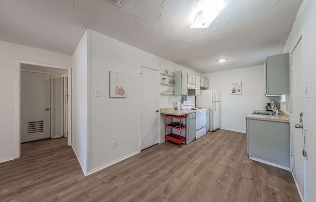 Super cute 2 bedroom 1 bath duplex