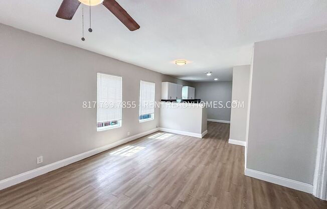 1233 E Davis Ave