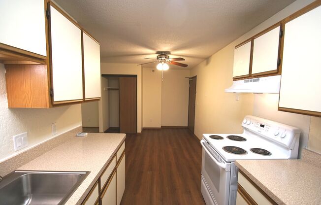 2 beds, 2 baths, 915 sqft, $1,650, Unit 212