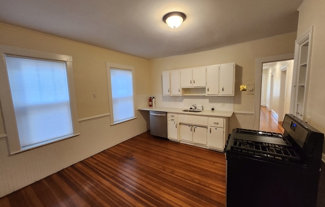 3 beds, 1 bath, 1,200 sqft, $3,900, Unit 1