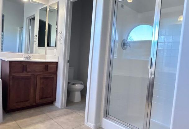 Freshly Painted 3 Bedrooms Home in Gated Mountains Edge Community.INCLUDE SOME UTILITIES