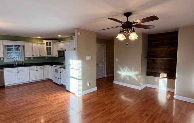 Freshly Renovated Dollhouse in Maryville!!