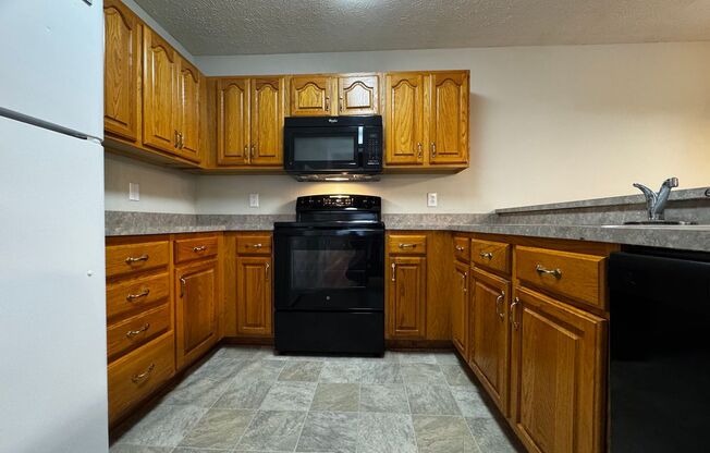 2 beds, 2 baths, $1,100, Unit UNIT 4