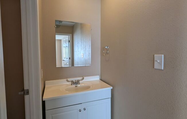 2 beds, 2 baths, $875, Unit 318 E Davis St G