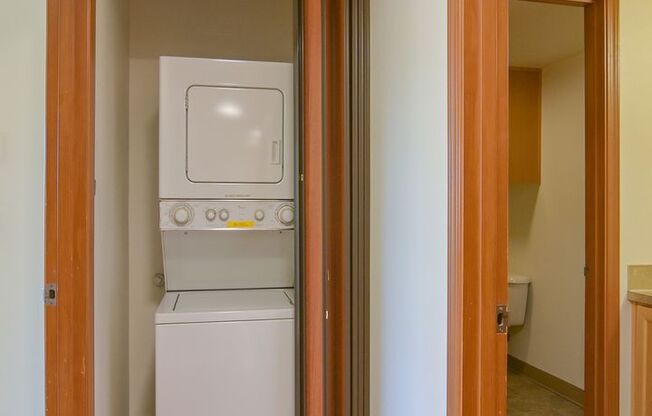 3 beds, 2 baths, $2,400, Unit 209