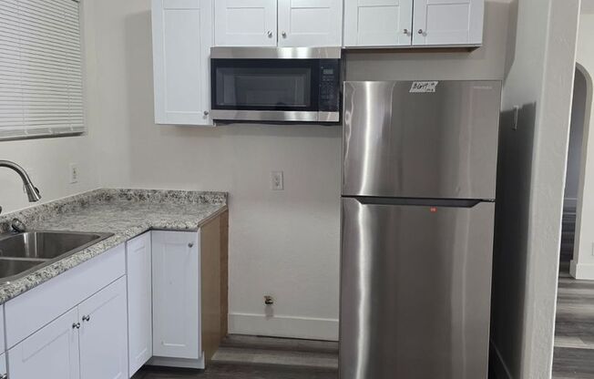 3 beds, 1 bath, 950 sqft, $3,100, Unit 811