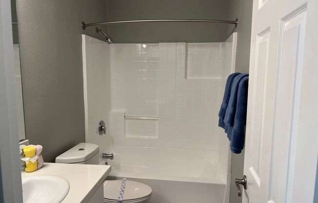 2 beds, 1 bath, 850 sqft, $2,810, Unit C-7