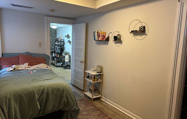 2 beds, 1 bath, $1,700, Unit B