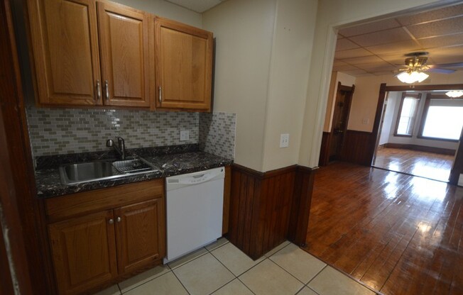 3 beds, 1 bath, 875 sqft, $1,675, Unit L3