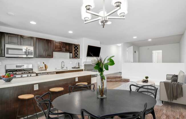 dining area with chandelier, breakfast bar in the kitchen, recessed lights