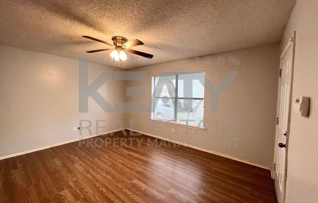 2 beds, 1.5 baths, 950 sqft, $700, Unit B