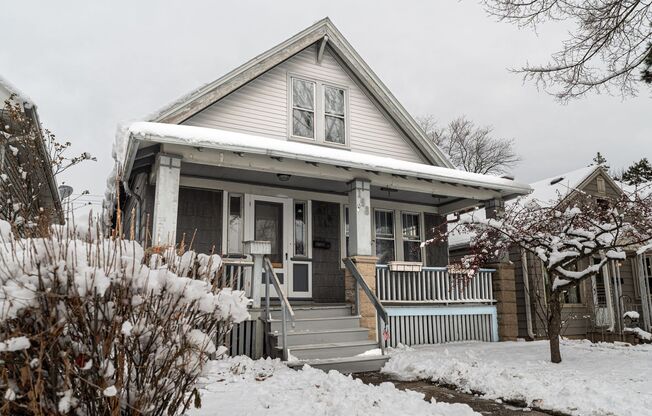 Charming 3-Bed Home in Bayview!  With 2 Car Garage!!  Pets Welcome!