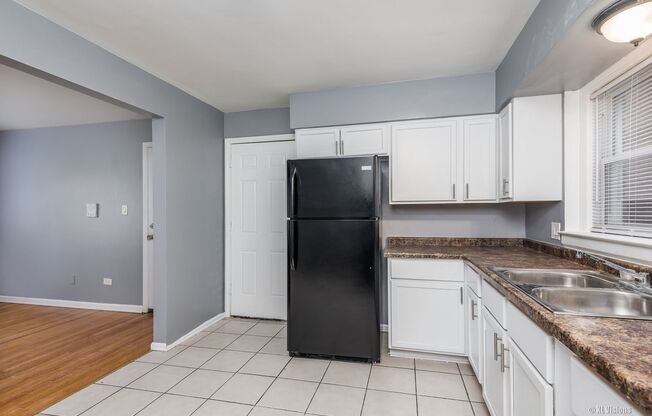 1 bed, 1 bath, $1,155, Unit 7028 S Cornell Ave. 1W