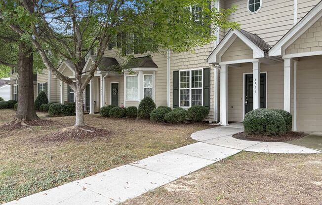 $350 Off Rent!!!! Beautiful Townhome, Fenced-in Patio, Pet Friendly!