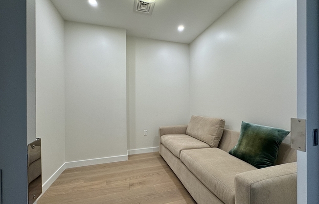 1 bed, 1 bath, 815 sqft, $5,500, Unit 27H